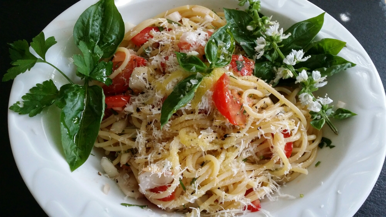 Spaghetti in einer Art frischer Tomaten-Kräutersalat mit Parmesan ...