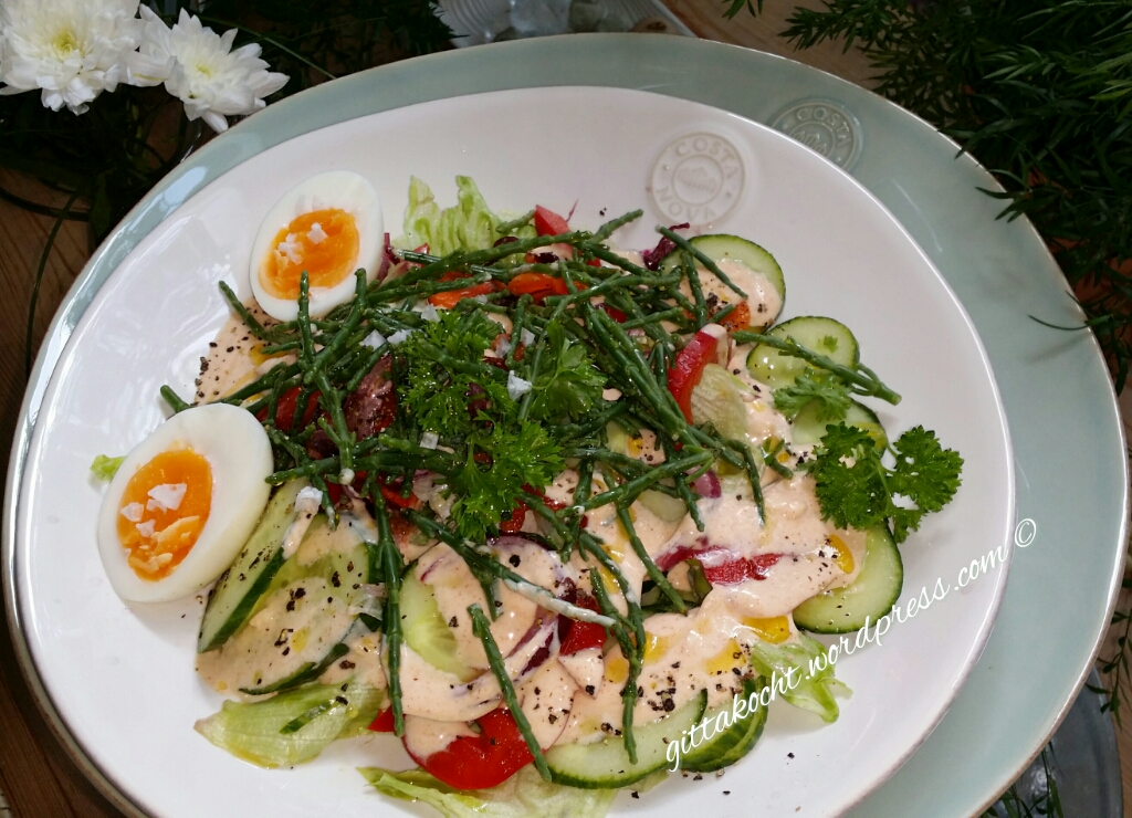 Bunter Salatteller mit Queller, Ei und Joghurt / Knoblauch ...