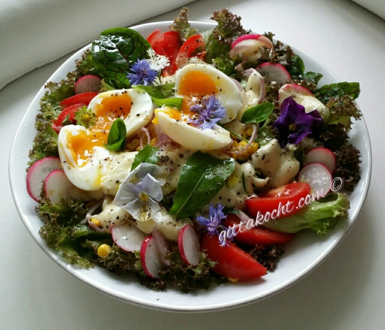 Gemischter Salat „Allerlei“ mit wachsweichem Ei, dazu ein cremiges Senf ...